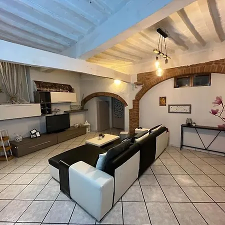 A Due Passi Da Piazza Grande Apartment *