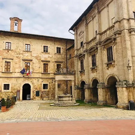 A Due Passi Da Piazza Grande Apartment *