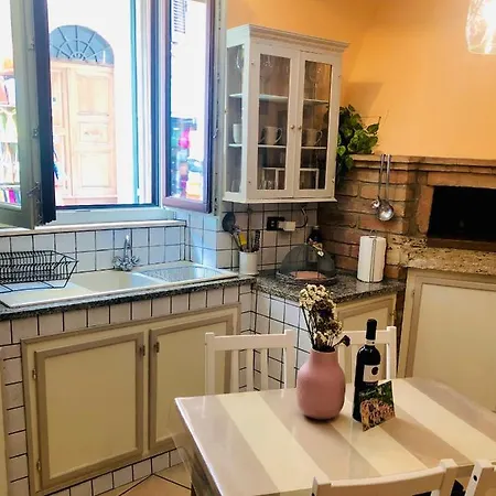 A Due Passi Da Piazza Grande Apartment