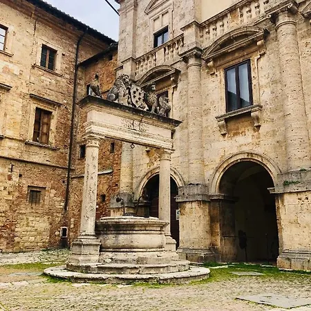 A Due Passi Da Piazza Grande Apartment *