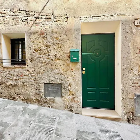 A Due Passi Da Piazza Grande Apartment *